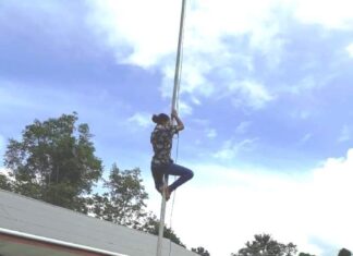 Guru Cantik Panjat Tiang Bendera, Kepala Sekolah Pegang Tiangnya