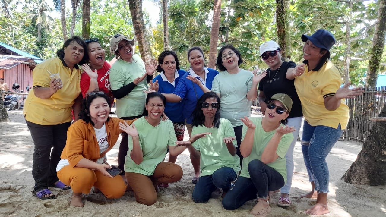 Ibu-Ibu Santa Teresa Kalkuta, bersantai ria di Pantai Suprau usai menjalankan tugas berbagi kasih