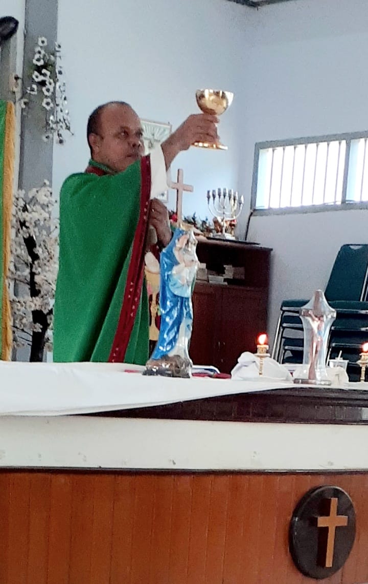Pastor Paroki Santo Arnoldus Janssen, RP. Mathias Alex Endy Ohoilean, SVD 