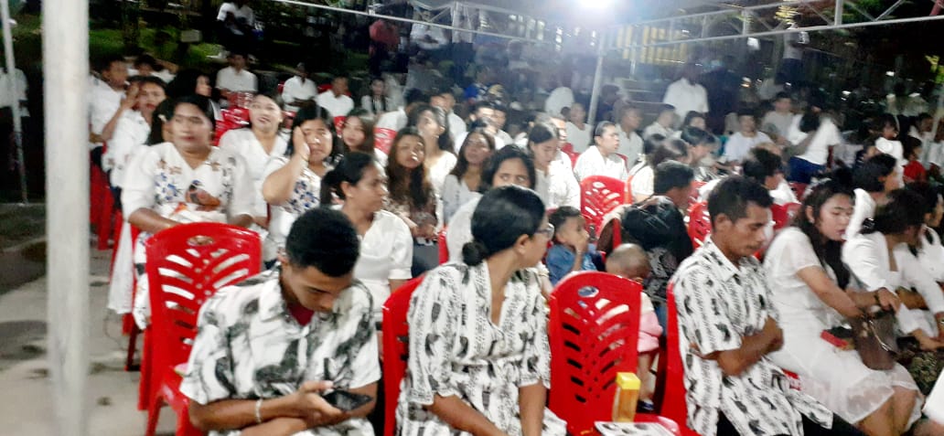 Ribuan Umat Katolik Sto. Yohanes Pembaptis memadari halaman Gereja (foto: Kevin Reresi)