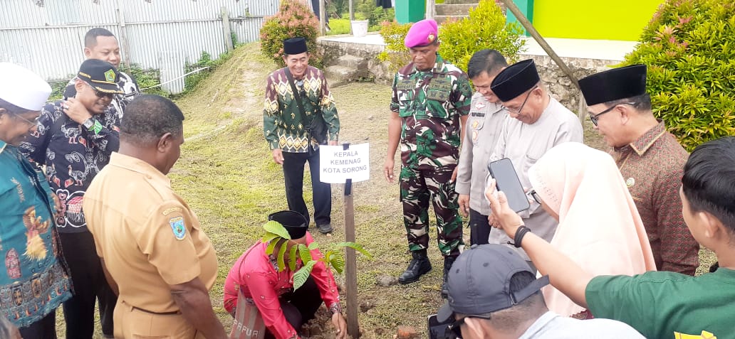 “Mari serentak melakukan gerakan penanaman pohon. Hari ini dipusatkan di Pondok Pesantren Fahd Al Muslim Kota Sorong 