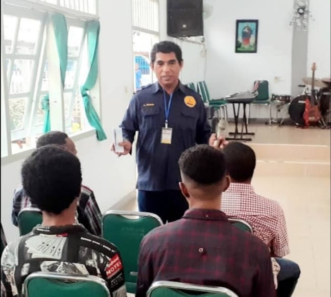 Laurentius Reresi, Penyuluh Bimas Katolik Kantor Kementerian Agama Kota Sorong lebih lanjut mengatakan transparansi International mengartikan korupsi sebagai perilaku pejabat publik,