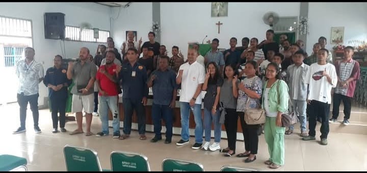 Foto bersama para pengunjung dan puluhan warga binaan Lapas Sorong