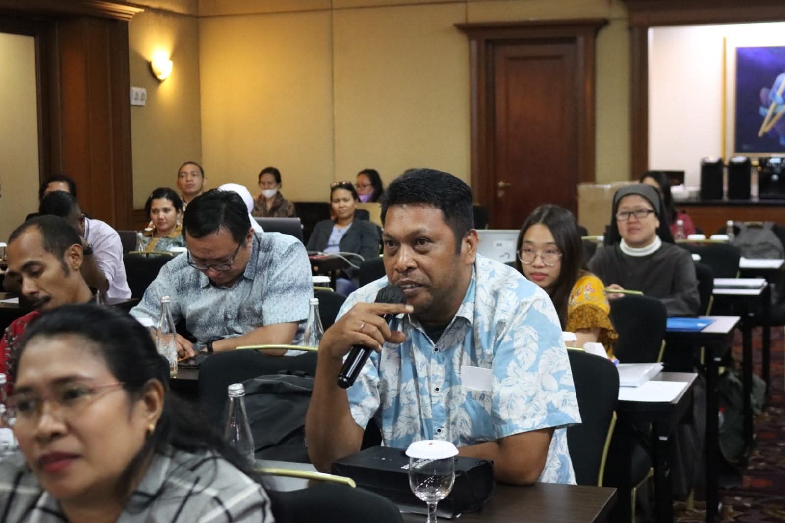 Waktu itu, alm mengikuti Kuliah S3 Doktor, kegiatan Seminar Nasional