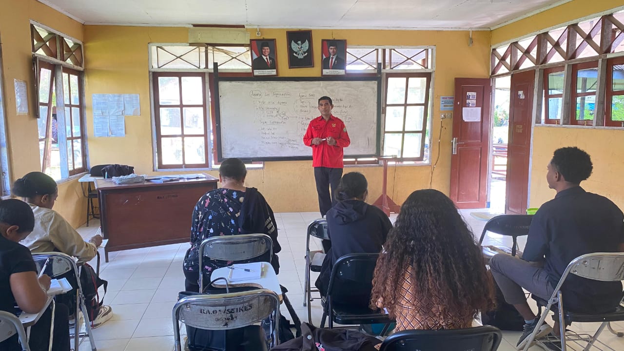 Adriyana Sebenan, Emelda Trivonia Susure, Ofri Maria K, Monika Klarisa Toker, Margareta R.N. Uje, Jhon Mandesi, Elisabeth O. Patty dan Aprilea Rahangiar.