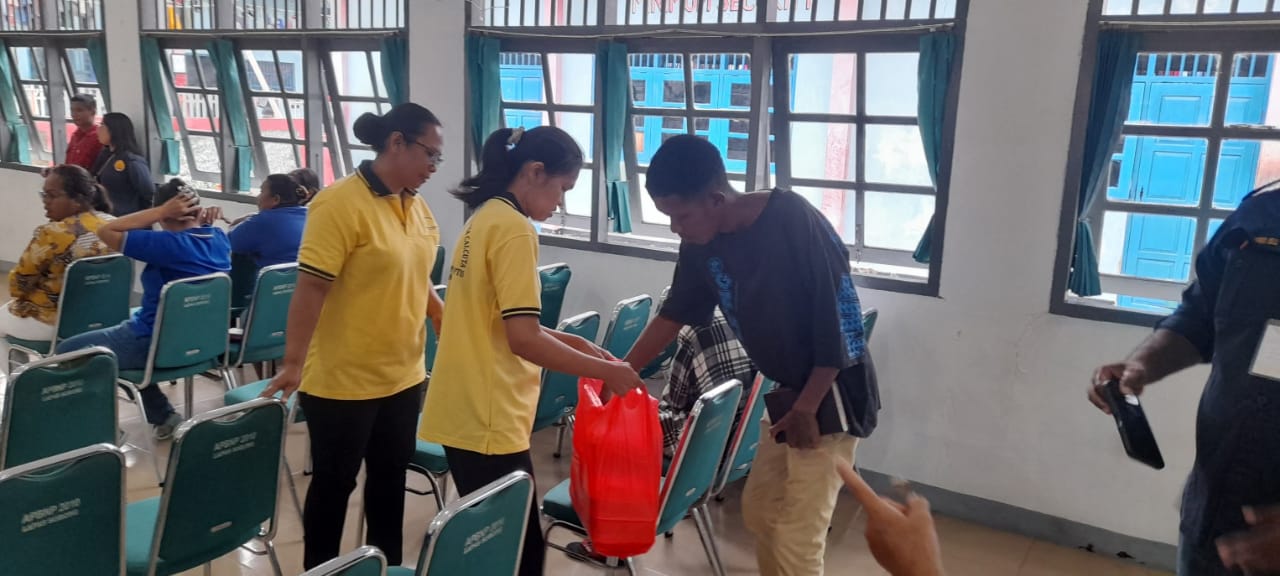 Usai Misa Kudus, warga binaan mendapat bingkisan makanan dari ibu-ibu Santa Teresa Kalkuta. 