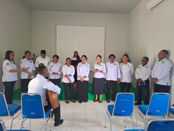 ASN KristenKemenag Kota Sorong sedang berIbadah