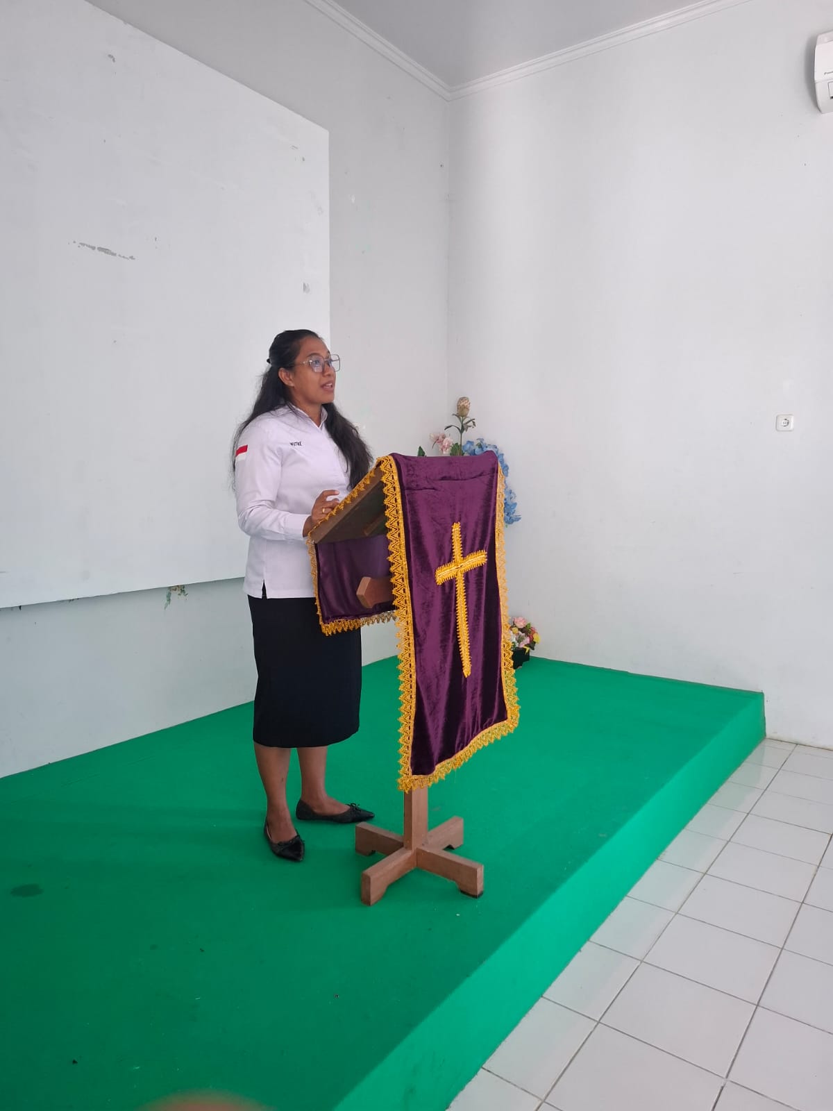 Pdt. Wutke S. Pangulimang membawakan Firman Allah