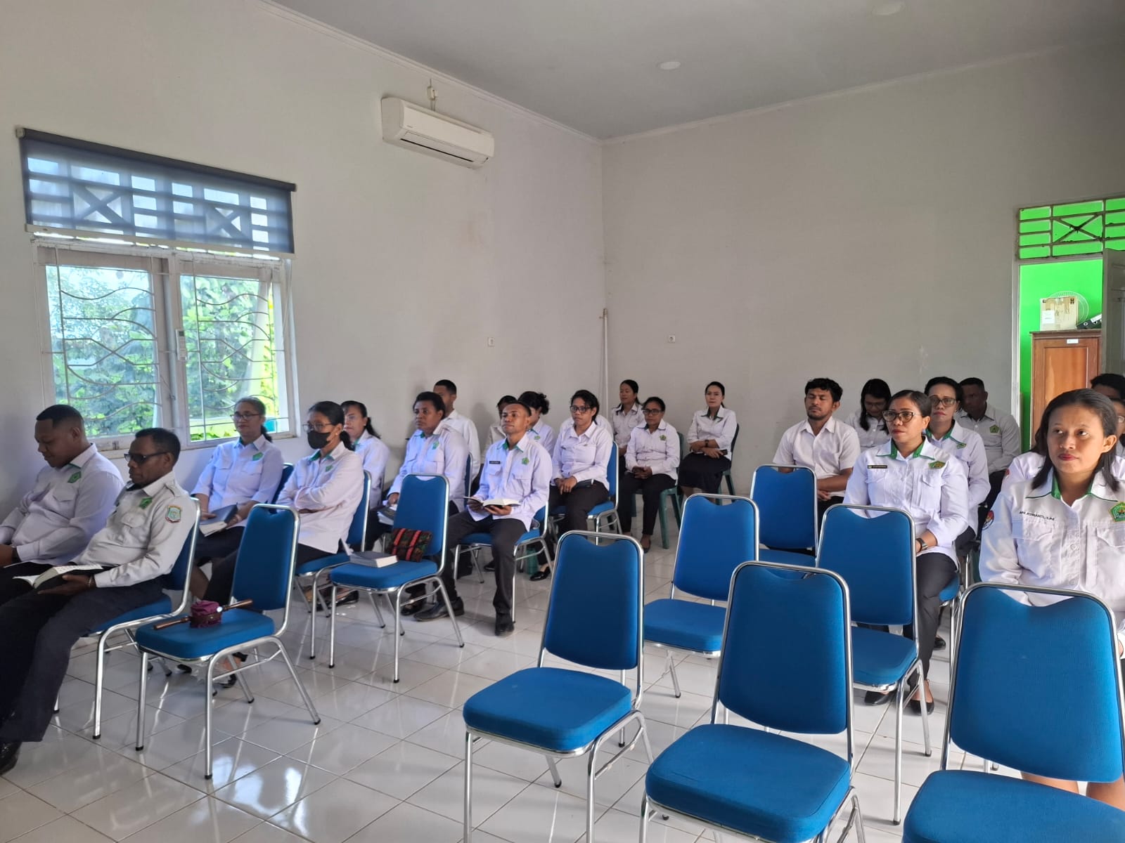 Komunitas Doa sedang mendengarkan Firman Allah