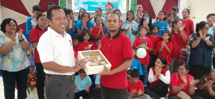 Pembimas Menyerahkan Peralatan Misa, Terukir Nostalgia di Pulau Doom