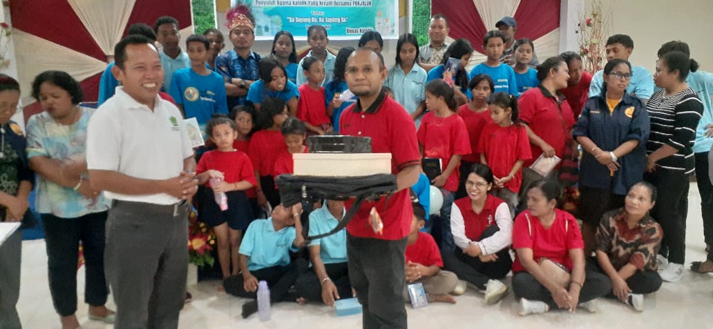 Pastor Paroki Santa Maria Bintang Laut Doom menerima bantuan dari Pembimas Katolik Kanwil Kemenag Papua Barat
