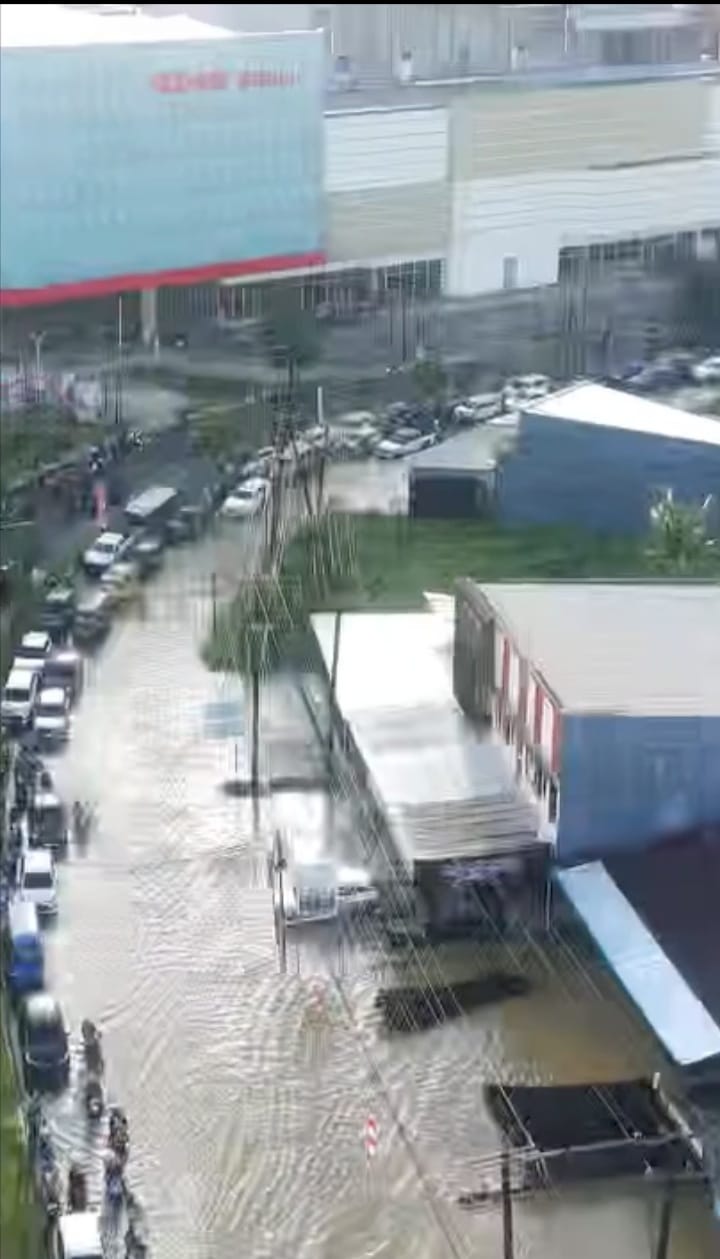 Sejumlah pedagang mengalami kesedihan karena tidak bisa melintasi jalur tersebut Roda perekonomian lumpuh total