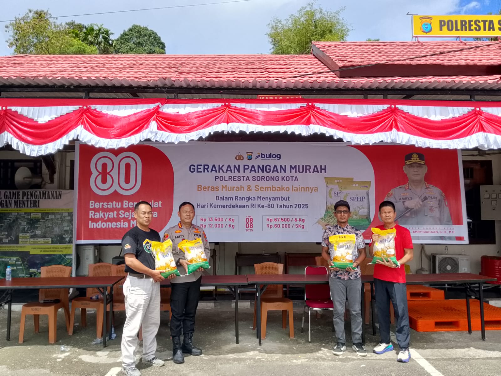 Masyarakat Kota Sorong sangat antusiasme menyambut Gerakan Pangan Murah digelar Polresta Sorong Kota bekerja sama dengan Perum Bulog Cabang Sorong,