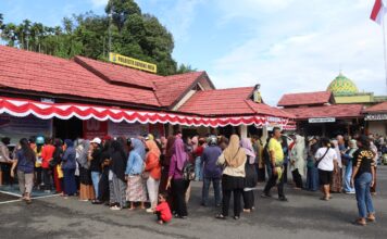 Polresta Sorong Kota dan Bulog Gelar Gerakan Pangan Murah, Jelang HUT RI ke-80, 15 Ton Beras Diserbu Warga,