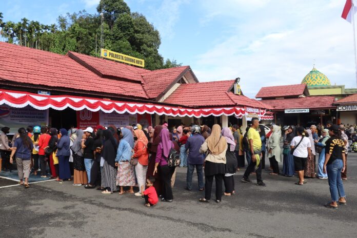 WhatsApp Image 2025-08-08 at 17.48.34 Polresta Sorong Kota dan Bulog Gelar Gerakan Pangan Murah, Jelang HUT RI ke-80, 15 Ton Beras Diserbu Warga,