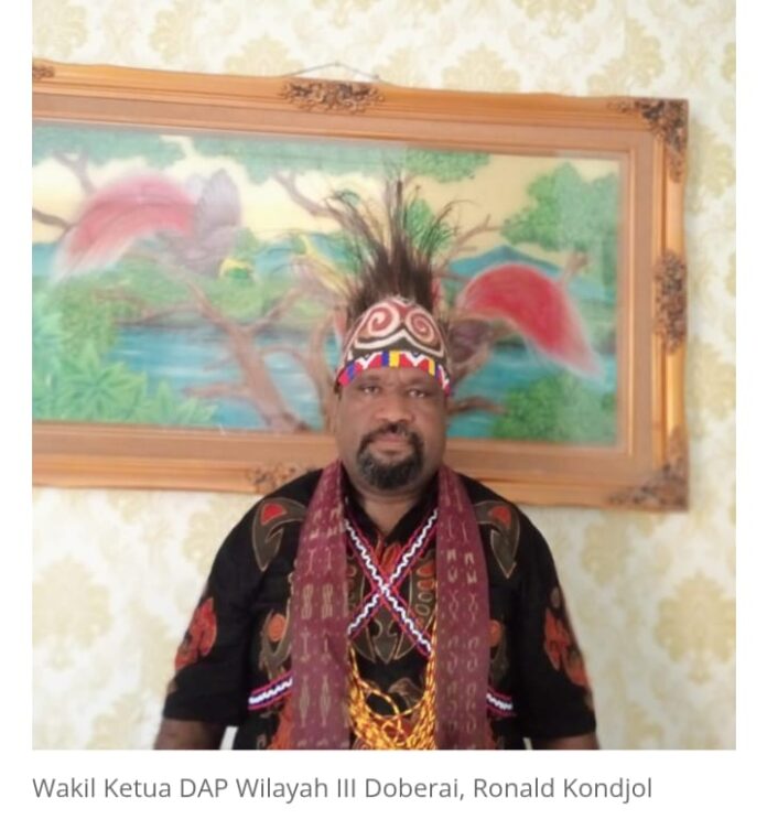 WhatsApp Image 2025-08-11 at 17.11.50 Ketua Dewan Adat Papua (DAP) Wilayah III Doberay Ronald Kondjol meminta Majelis Hakim memberikan putusan seadil-adilnya dan menghukum pelaku penipuan