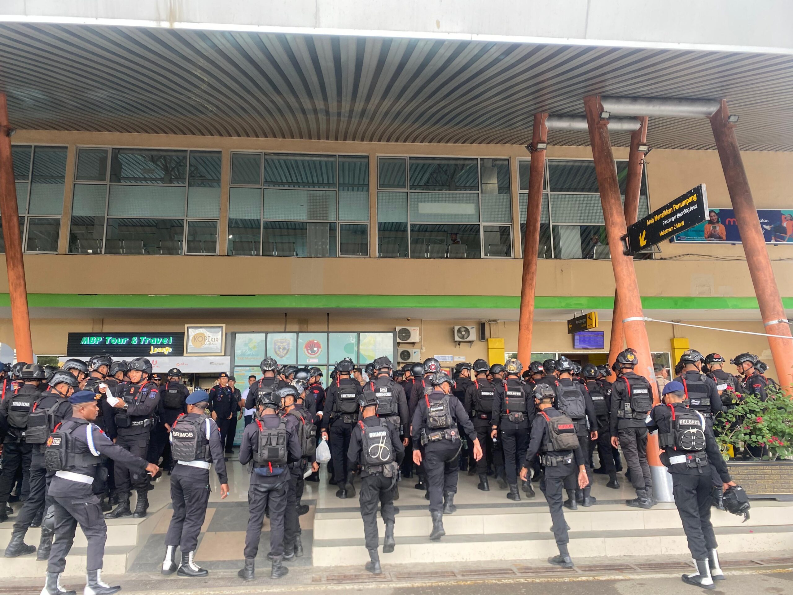 Dansat Brimob Polda Papua Barat Kombes Pol. Edison Ludi Bard Sitanggang, S.I.K., 