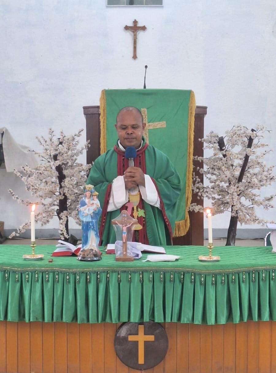 Pastor Paroki Santo Arnoldus Janssen, RP. Mathias Alex Endy Ohoilean, SVD