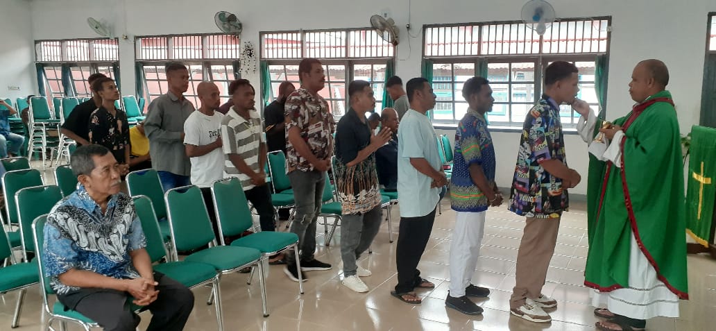 Pastor Paroki Santo Arnoldus Janssen, RP. Mathias Alex Endy Ohoilean, SVD mempersembahkan ekaristi 