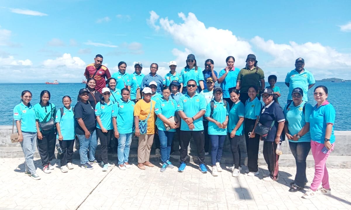 Mengakhiri kegiatan bersih-bersih 