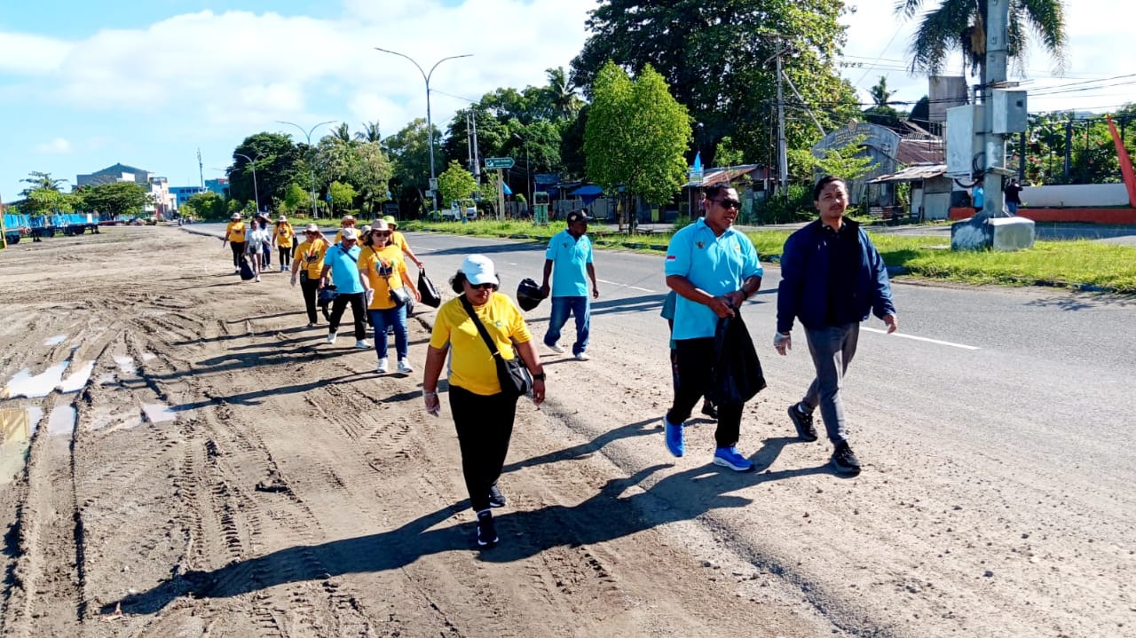 Kepala Seksi dan Penyelenggara turut serta memungut sampah