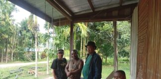 Kerusakan jalan penghubung antara Distrik Sausapor dan Distrik Kwoor membuat Kepala Kampung Kwoor, Distrik Kwoor, Kabupaten Tambrauw, Provinsi Papua Barat Daya, Septinus Yekwam angkat bicara