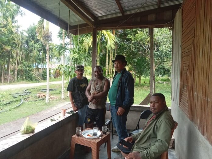 WhatsApp Image 2025-10-18 at 12.25.28 Kerusakan jalan penghubung antara Distrik Sausapor dan Distrik Kwoor membuat Kepala Kampung Kwoor, Distrik Kwoor, Kabupaten Tambrauw, Provinsi Papua Barat Daya, Septinus Yekwam angkat bicara