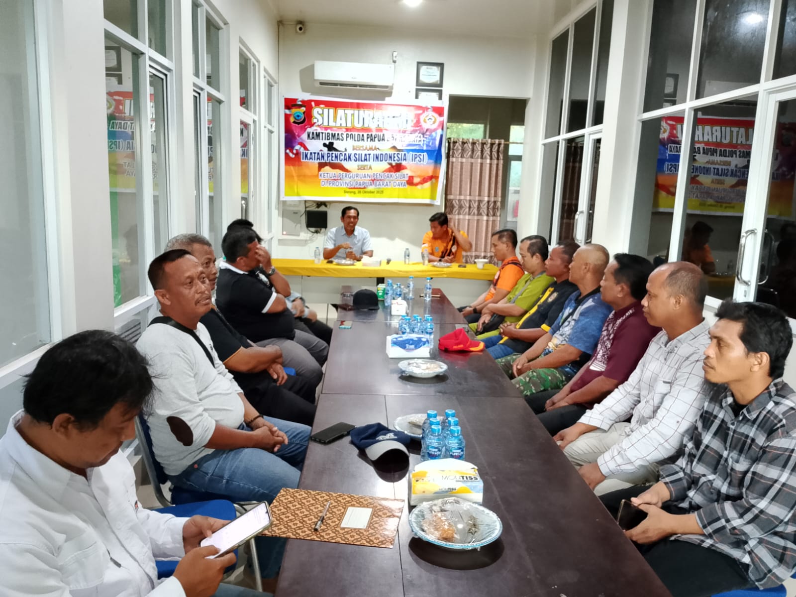 Polda Papua Barat sekaligus memberikan tali asih penghargaan dan kebersamaan kepada perwakilan pengurus IPSI.