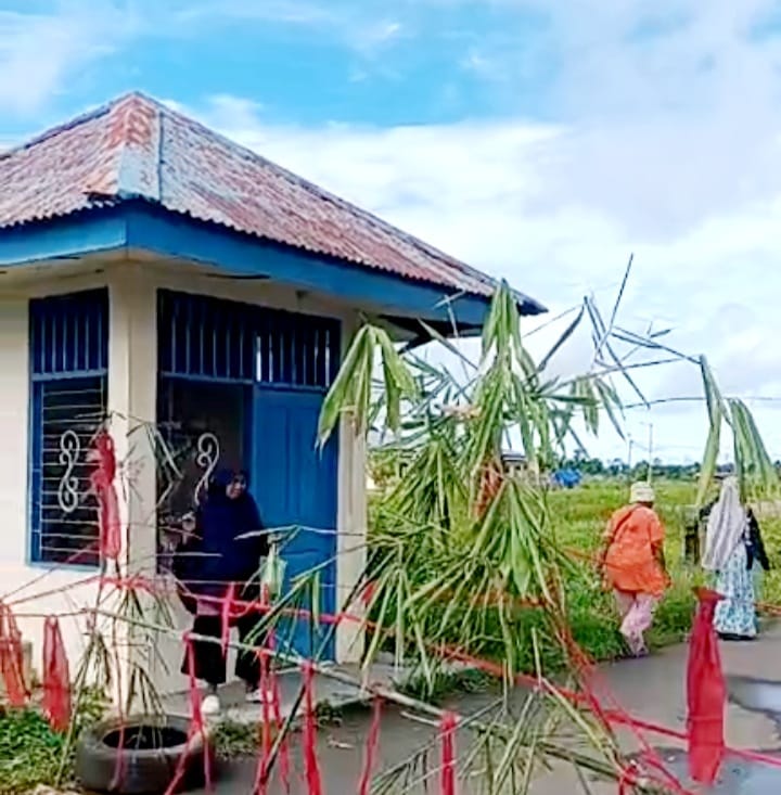 “Pasar tutup, jadi kami jualan di jalan. Kalau terus begini, kami susah cari makan,” keluh salah satu pedagang.
