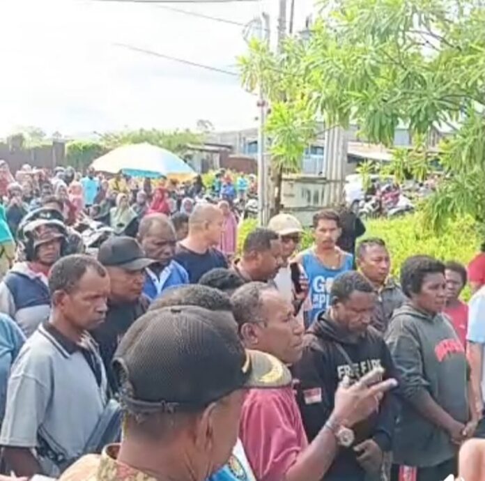 WhatsApp Image 2025-10-31 at 11.35.34 Lumpuh Total Pasar Induk Mariat Pantai Dipalang Keluarga Makmini, Tuntut Pembayaran Hak Ulayat Sejak 2008