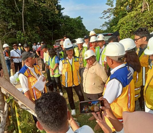 Wakil Menteri Pekerjaan Umum dan Perumahan Rakyat (PUPR) Diana Kusumastuti bersama Wakil Menteri