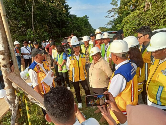 Wakil Menteri Pekerjaan Umum dan Perumahan Rakyat (PUPR) Diana Kusumastuti bersama Wakil Menteri