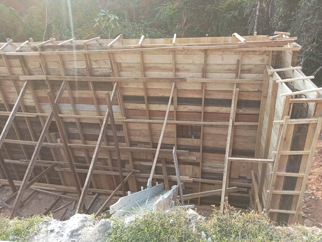 Dua Wamen sedang meninjau pembangunan jembatan