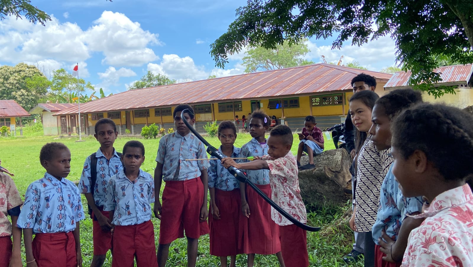 Para siswa tampak antusias membidik sasaran dengan busur panah. Bukan sedang berlomba,