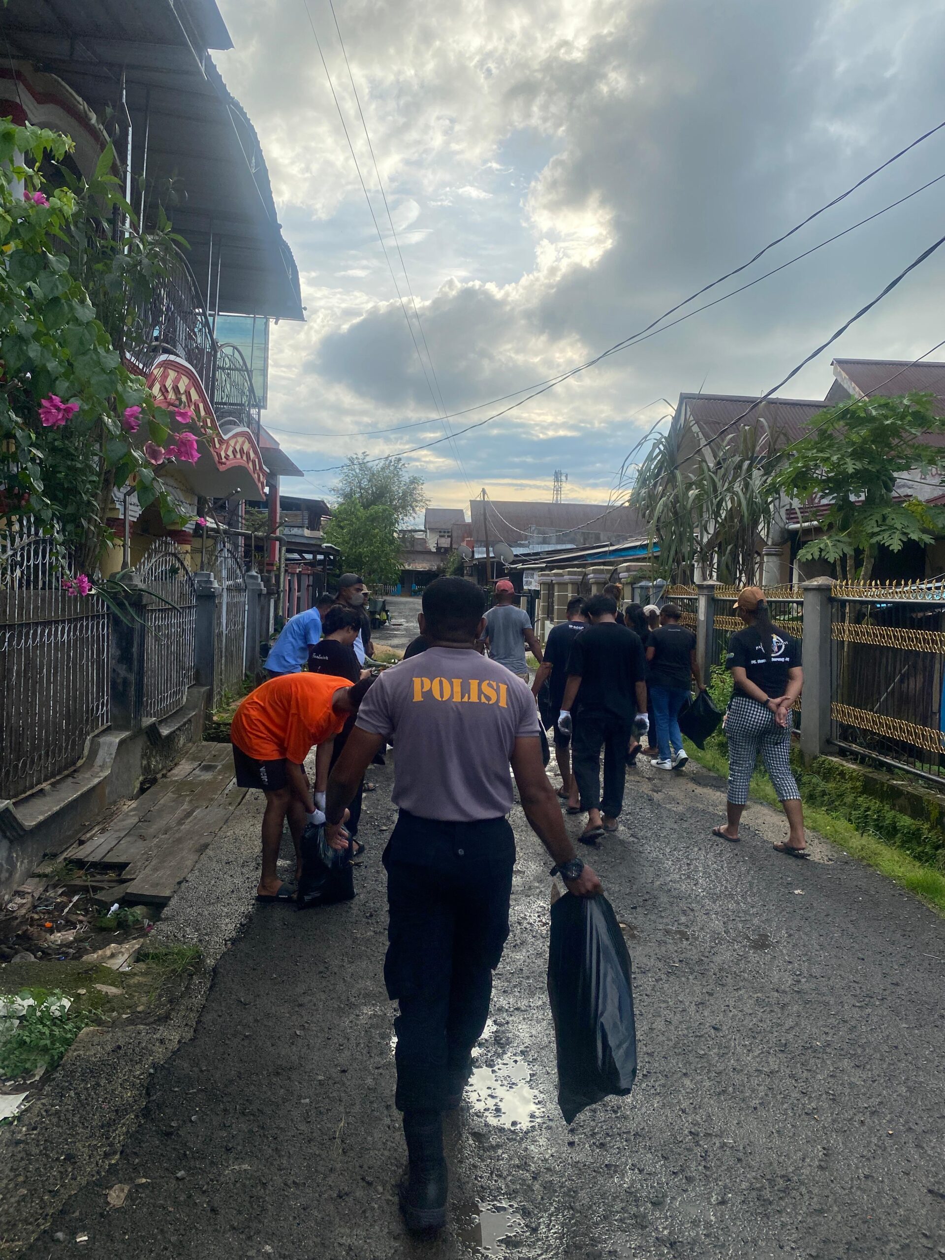 Kegiatan sosial ini mengusung tema “Dari Ko untuk Ko, Kebersihan Sebagian dari Iman.”