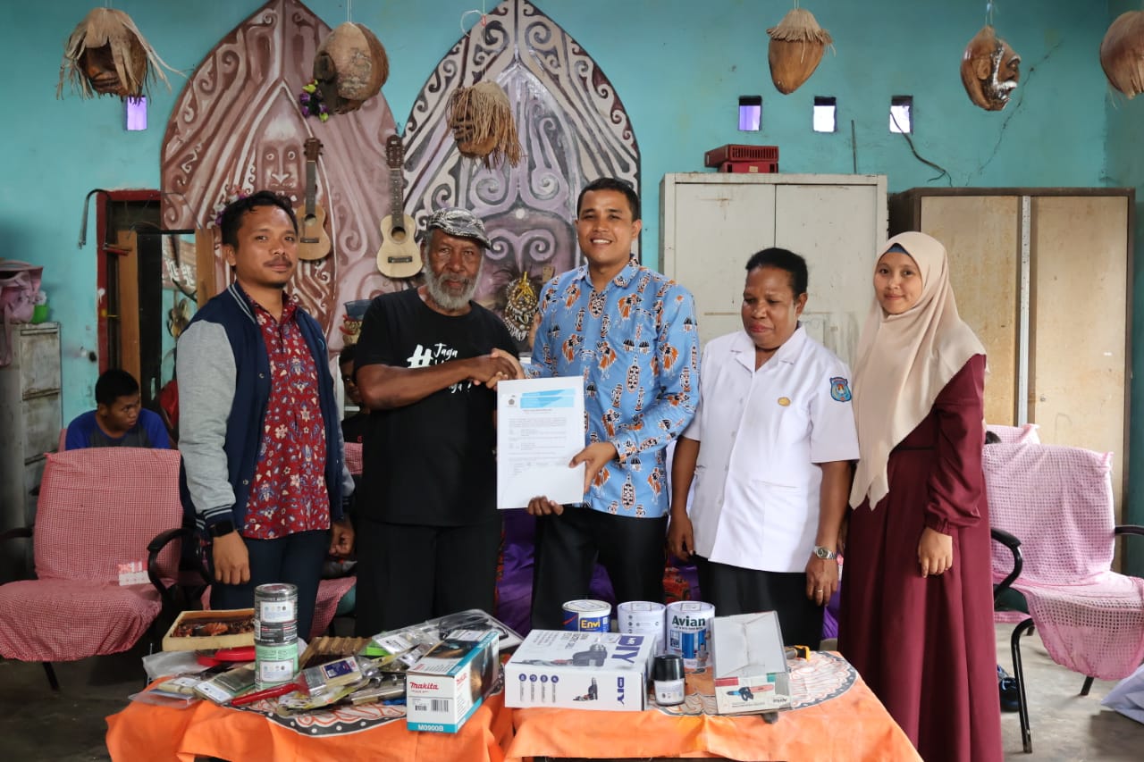 Ketua Sanggar Araima Papua, Drs. David Wamsiwor, menyambut baik program ini. 