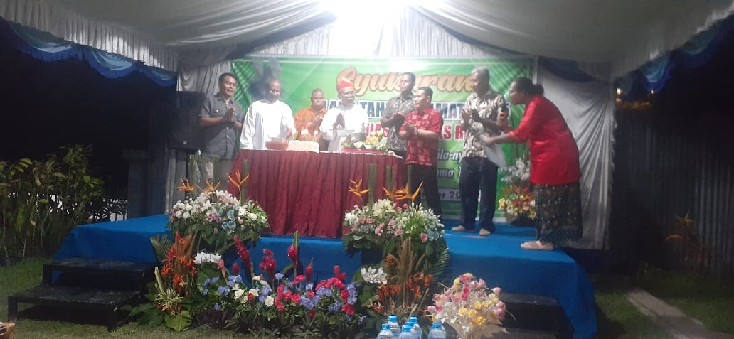 Ramah Tamah di Halaman Gereja sekaligus pemotongan kue Ultah