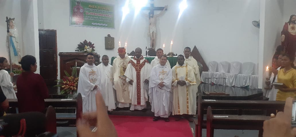 Mesyukuri berkat Imamat Pastor Jeremias Rumlus dirayakan dalam perayaan ekaristi Kudus dihadiri keluarga besar para Imam,  Biarawan-Biarawati,