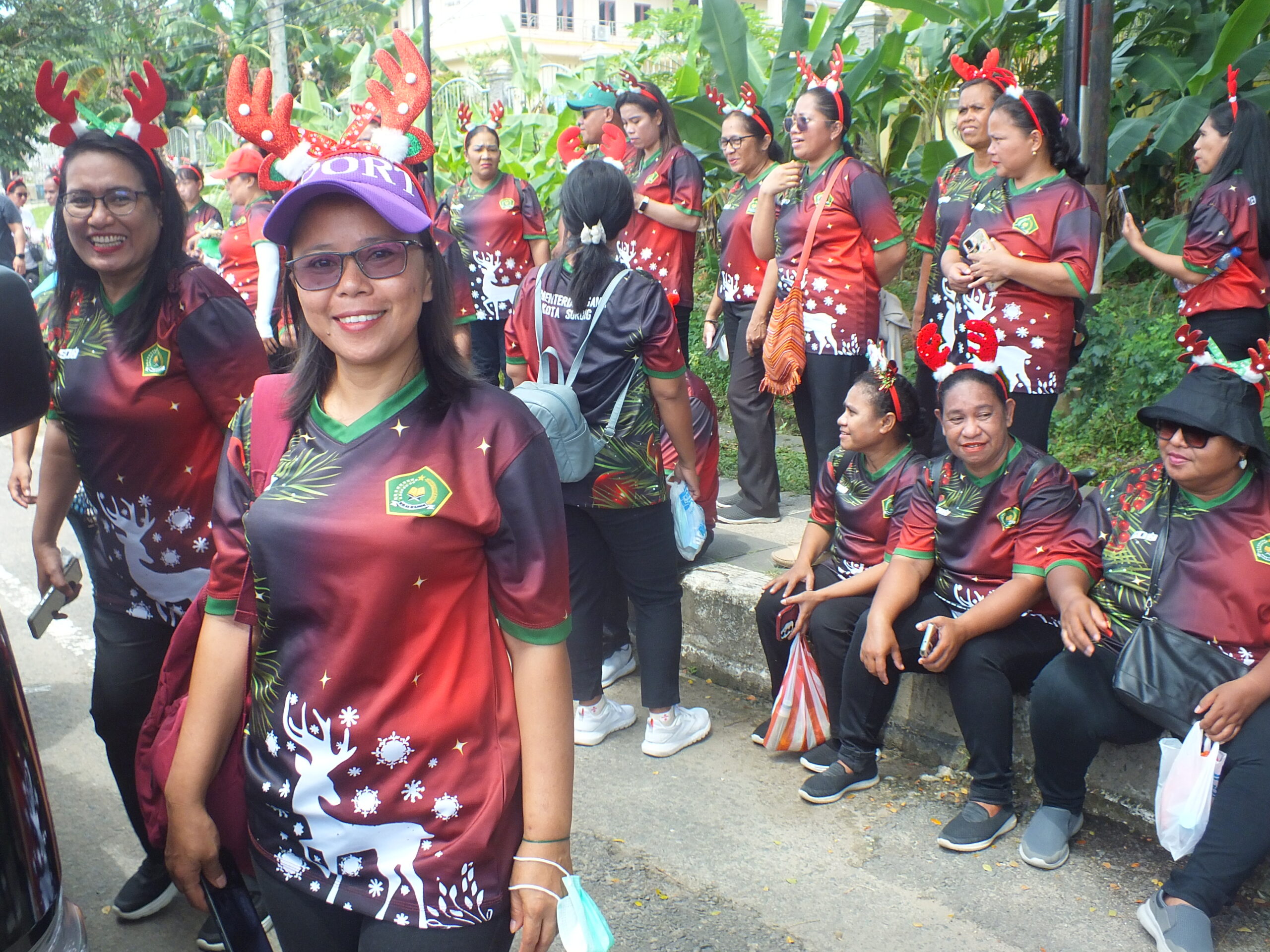 rombongan pegawai ASN mengikuti dan memeriahkan program Pemerintah Kota Sorong 