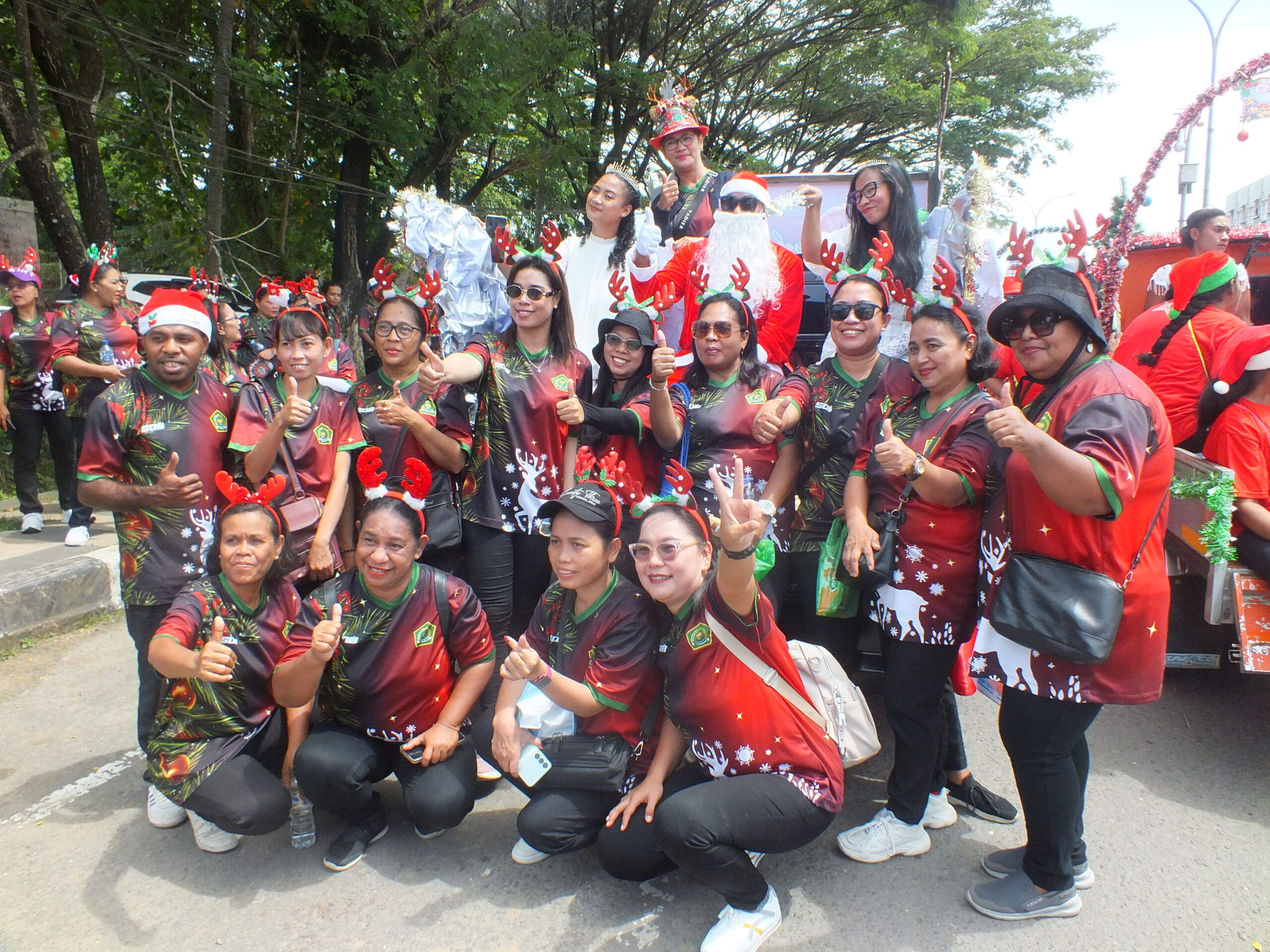 Kebaikan Nikolaus ini diperankan oleh sejumlah orang yang ingin melakukan kunjungan ke rumah-rumah membawa bingkisan Natal