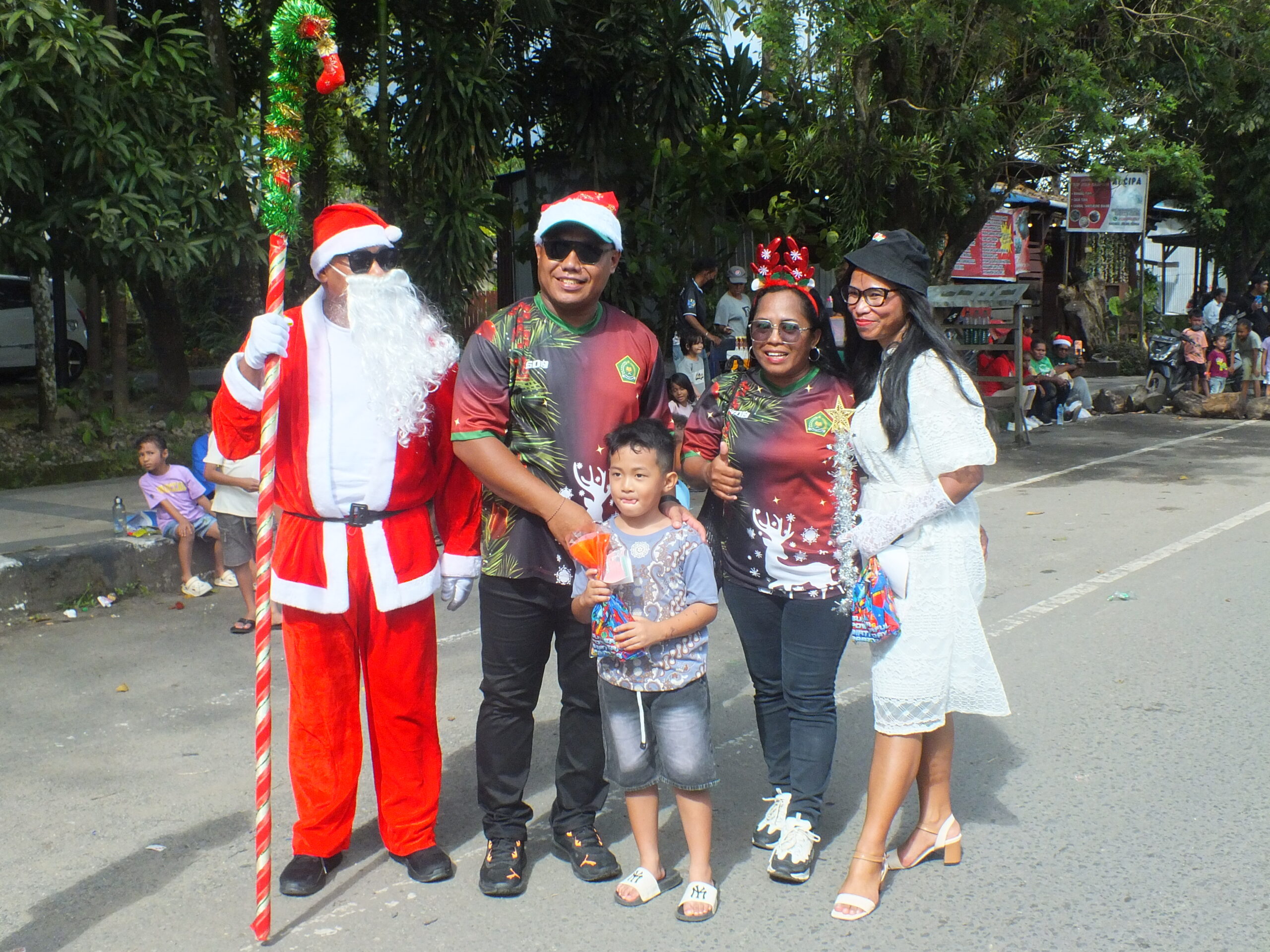 Tentengan warna-warni bingkisan Natal menjadi incaran anak-anak