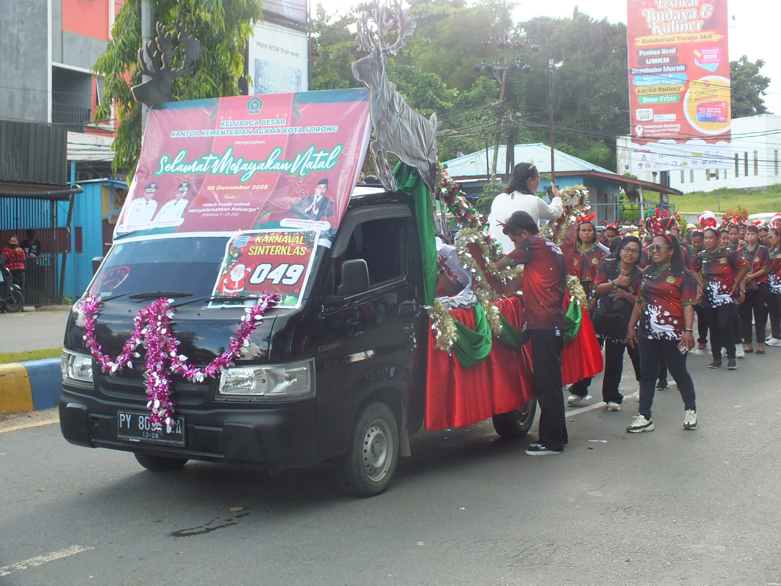 Kepala Seksi Urusan Agama Kristen (Kasih Urag), Daniel Wenno, S.IP., bersama rombongan ASN 