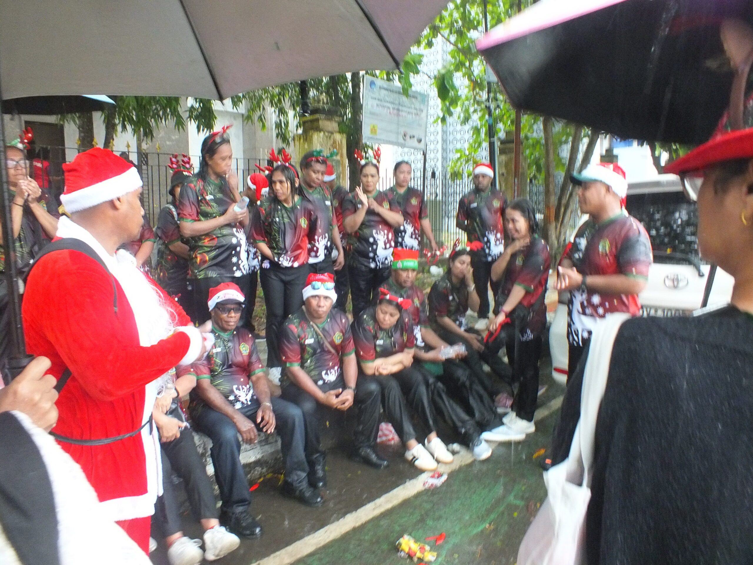 Ternyata sosok Santa Claus dari Kemenag Kota Sorong diperankan oleh Elton Yulianus Laratmase