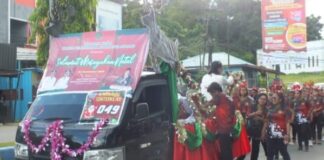 Santa Claus Kemenag Kota Sorong Menyapa dan Membagi Bingkisan Natal kepada Masyarakat Kota Sorong