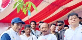 Penyerahan bibit pokon.