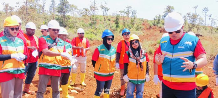 Puluhan jurnalis Papua Barat Daya pun mendapat kesempatan melakukan penanaman pohon di areal reklamasi pertambangan PT Gag Nikel