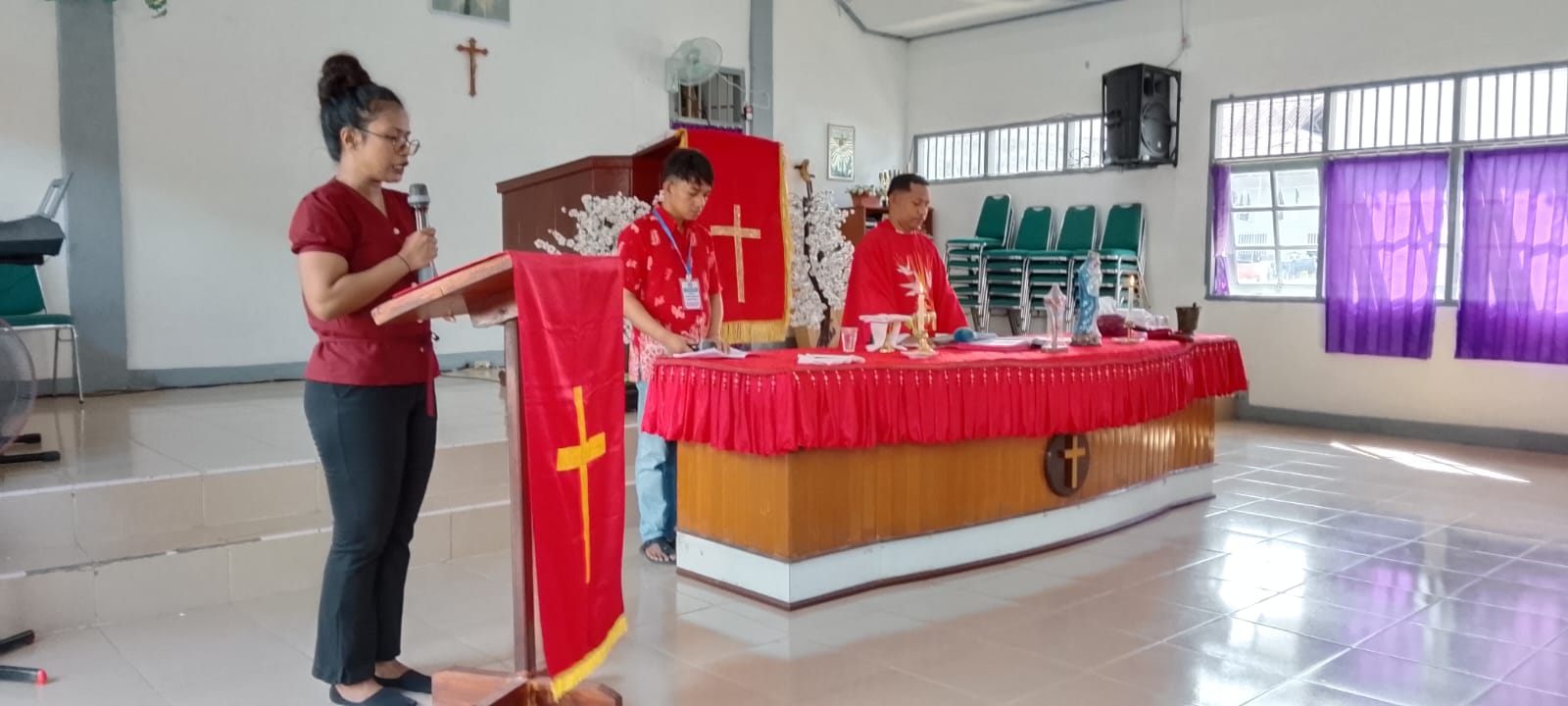 OMK Aloysius Gonsales Paroki Emaus bersama Imam mendaraskan Kisah Sengsara Tuhan