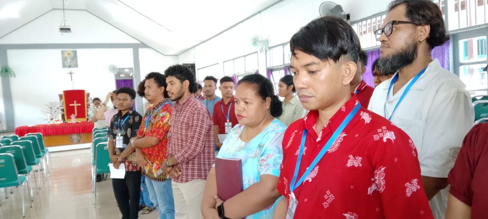 Kepala Seksi Bimas Katolik bersama OMK Sto. Aloysius Gonsales Paroki Emaus HBM