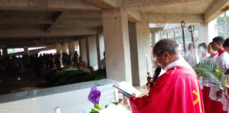 Dua Bangunan Gereja Jadi Saksi Ribuan Umat Katolik Santo Yohanes Pembaptis Klasaman Melambai Palm