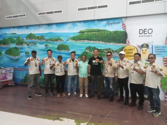 Lembaga Investigasi Negara (LIN) Provinsi Papua Barat Daya membawa berkas-berkas data dugaan tindak pidana korupsi.